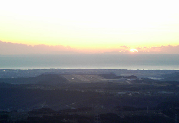 初日の出は丁度富士山静岡空港の上に出ます