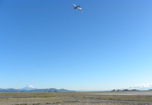 富士山静岡空港を離陸したフジドリームエアラインズ２号機と富士山