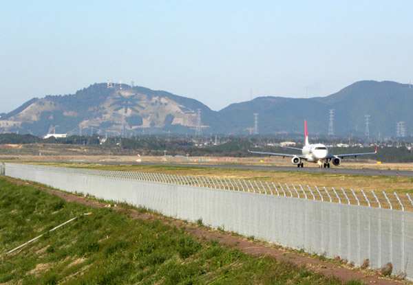 粟が岳をバックに東端の離陸地点に向う日本航空JA215J