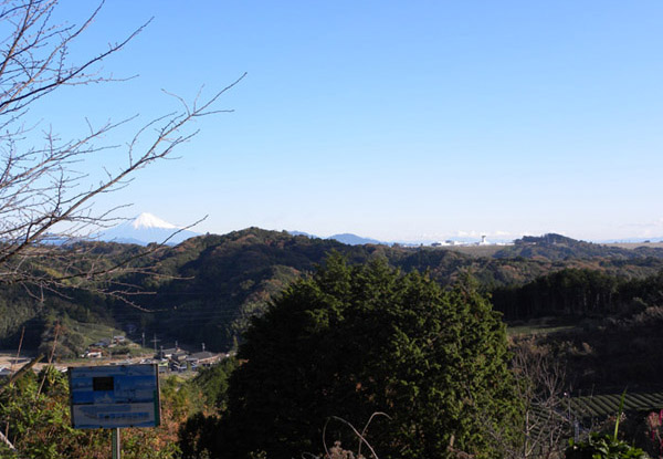 遠くに空港が見え、一応富士山も見える。